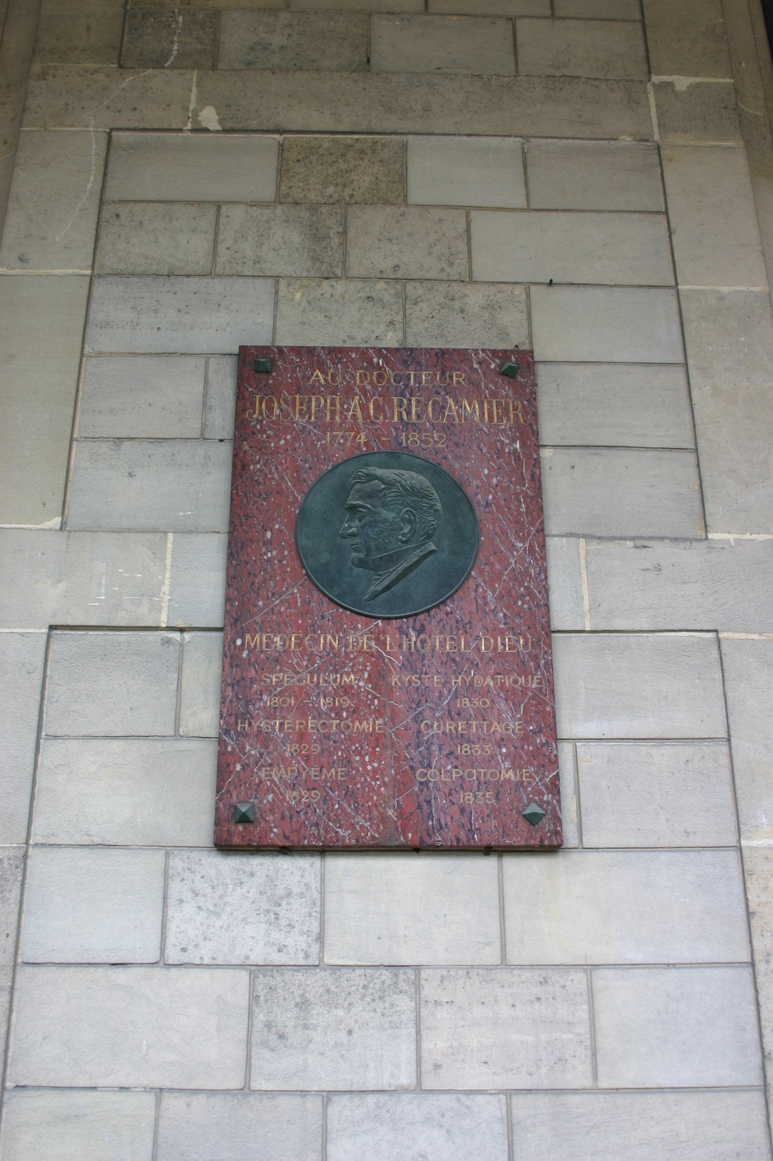 Joseph Recamier's memorial tablet, Hôtel-Dieu, Paris (2).JPG